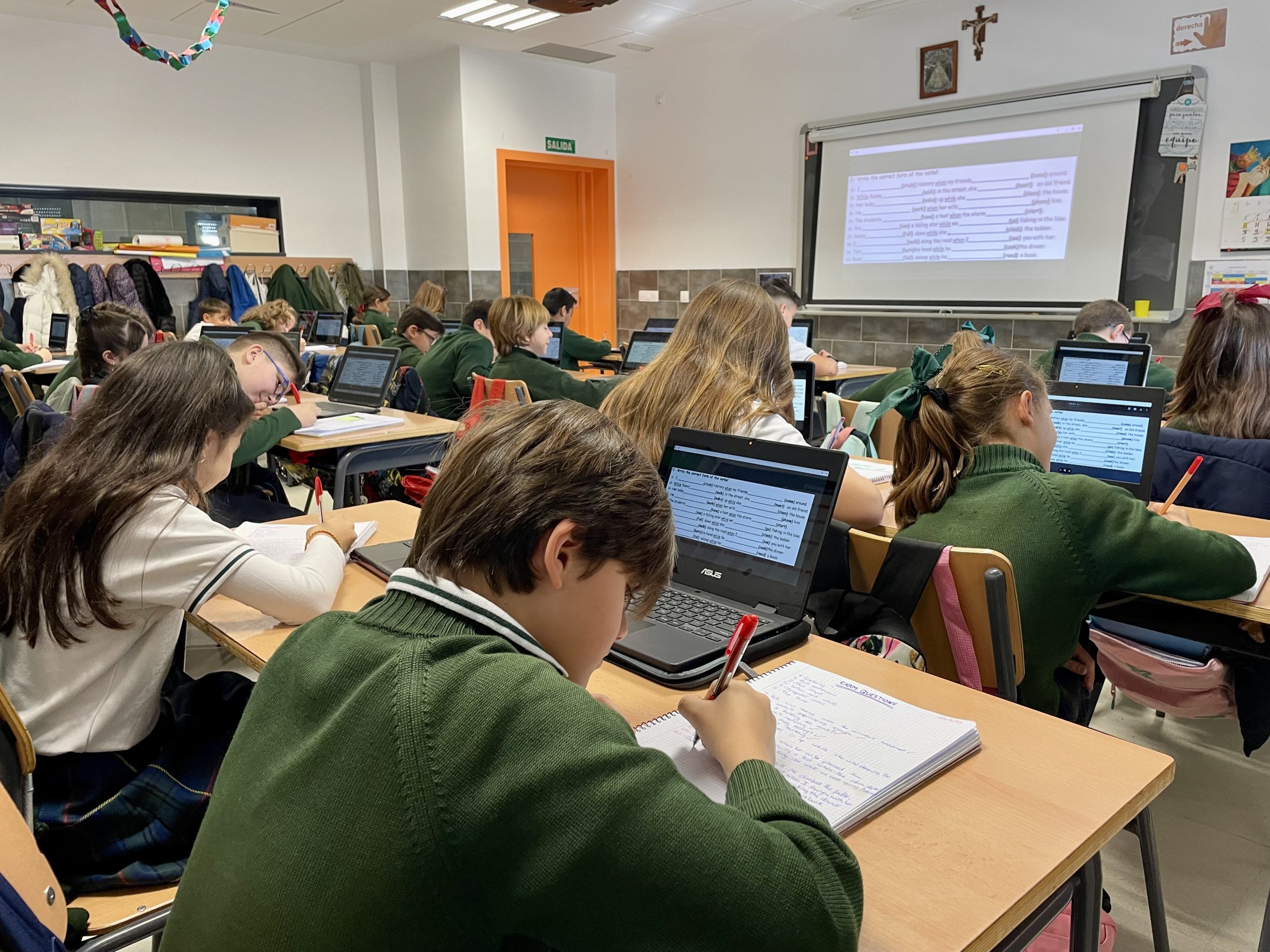 Innovación y Tradición: Tecnología y Escritura a Mano en el Aula Innovación y Tradición: Tecnología y Escritura a Mano en el Aula