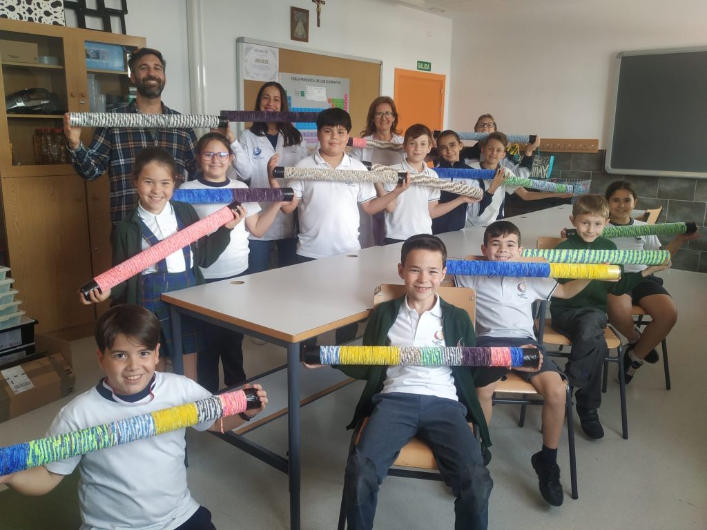 Alumnos de alto potencial creando su propio instrumento musical