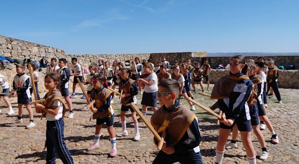 Alumnos de 3º y 4º de Primaria en la excursión al Castillo y los Molinos de Consuegra