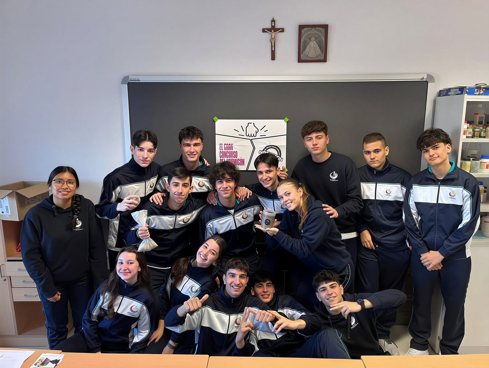 Grupo de alumnado de ESO en su aula del Colegio Virgen de la Caridad