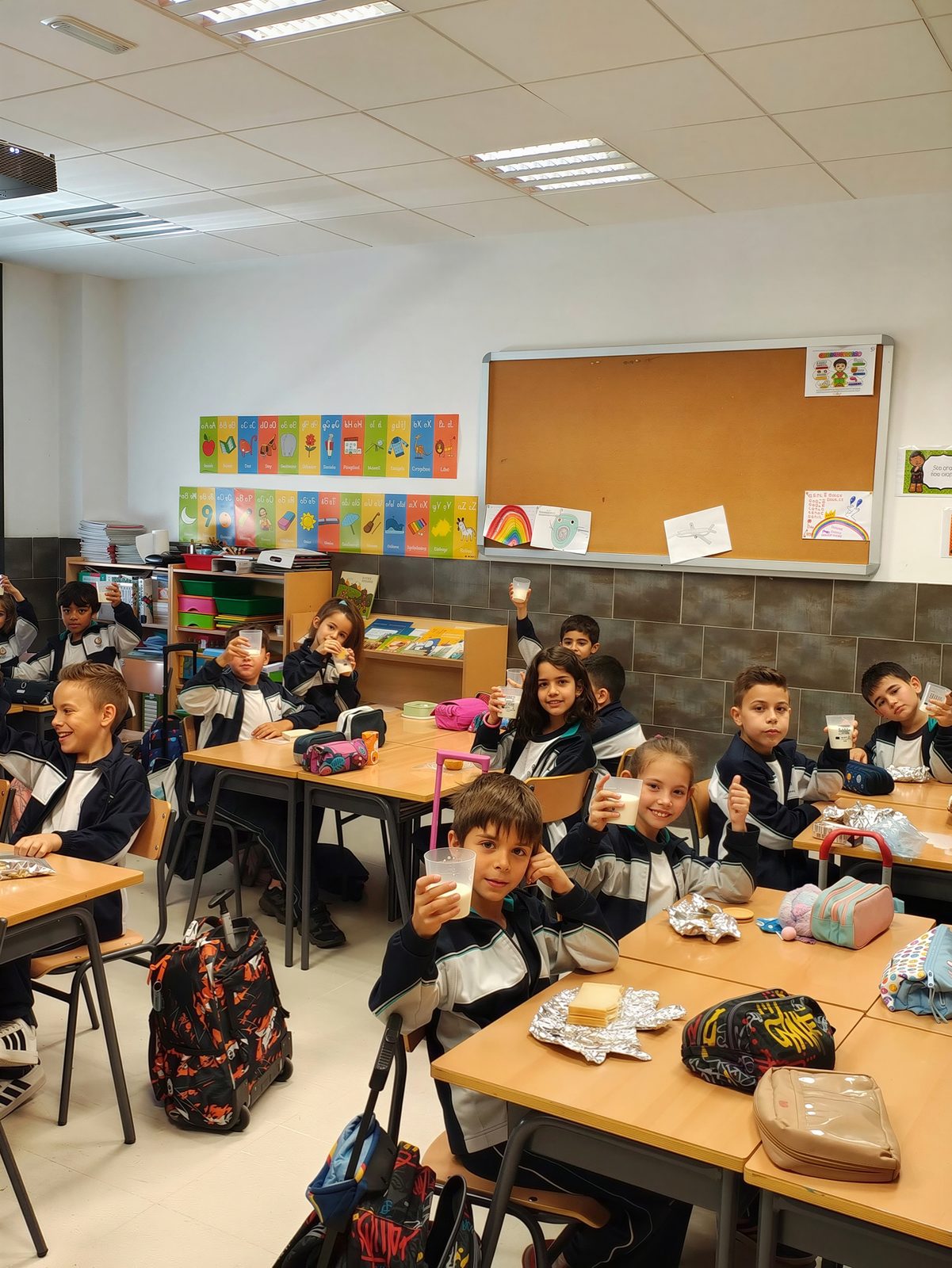 Alumnado de Primaria realizando un experimento en clase