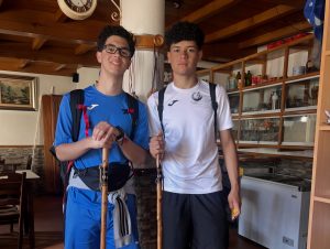 Dos alumnos del colegio preparados para una etapa del Camino de Santiago