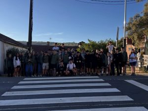 Alumnado del colegio iniciando una etapa del Camino de Santiago al amanecer