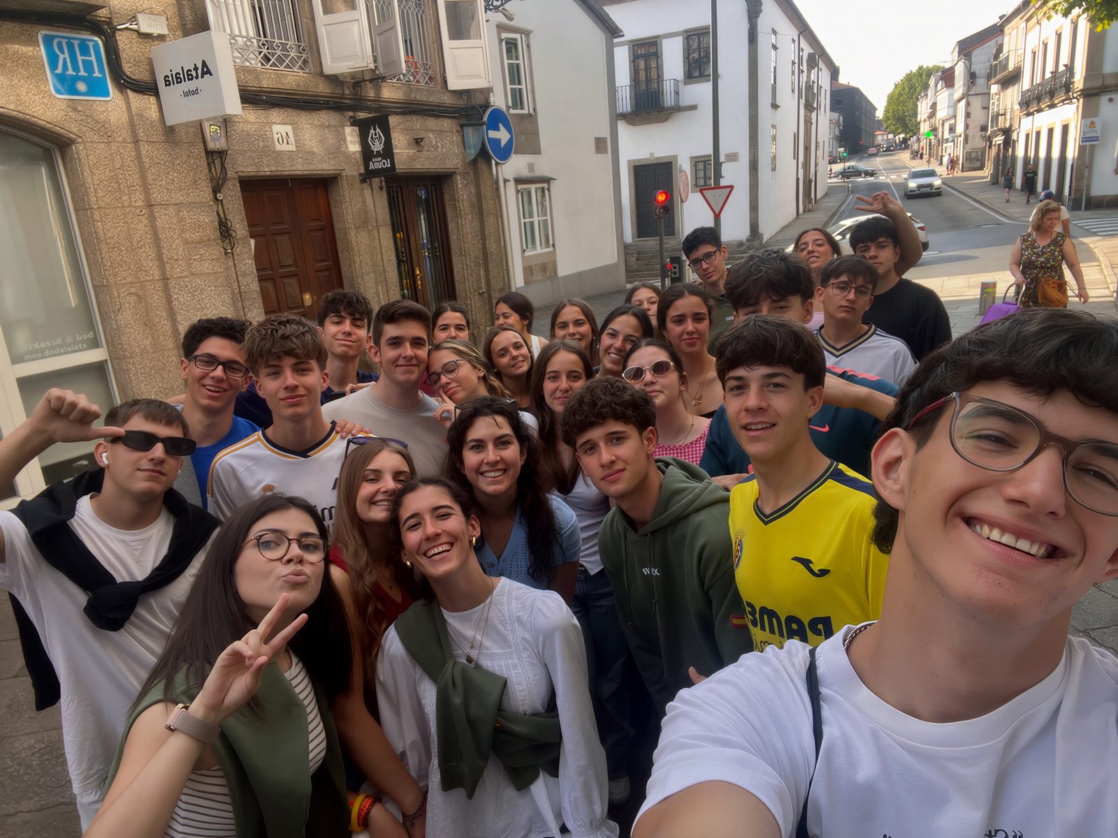 Grupo de alumnado de Bachillerato durante el Camino de Santiago