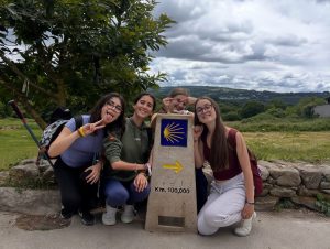 Alumnado del colegio en el mojón del kilómetro 100 del Camino de Santiago
