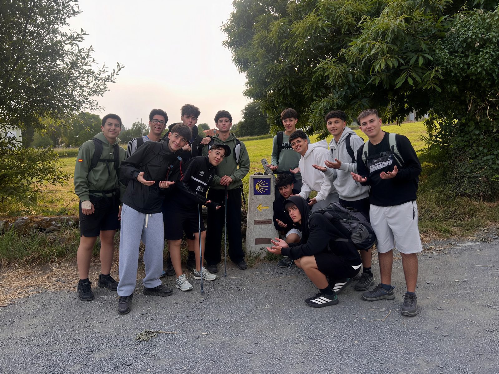 Alumnado del Colegio Virgen de la Caridad peregrinando por el Camino de Santiago