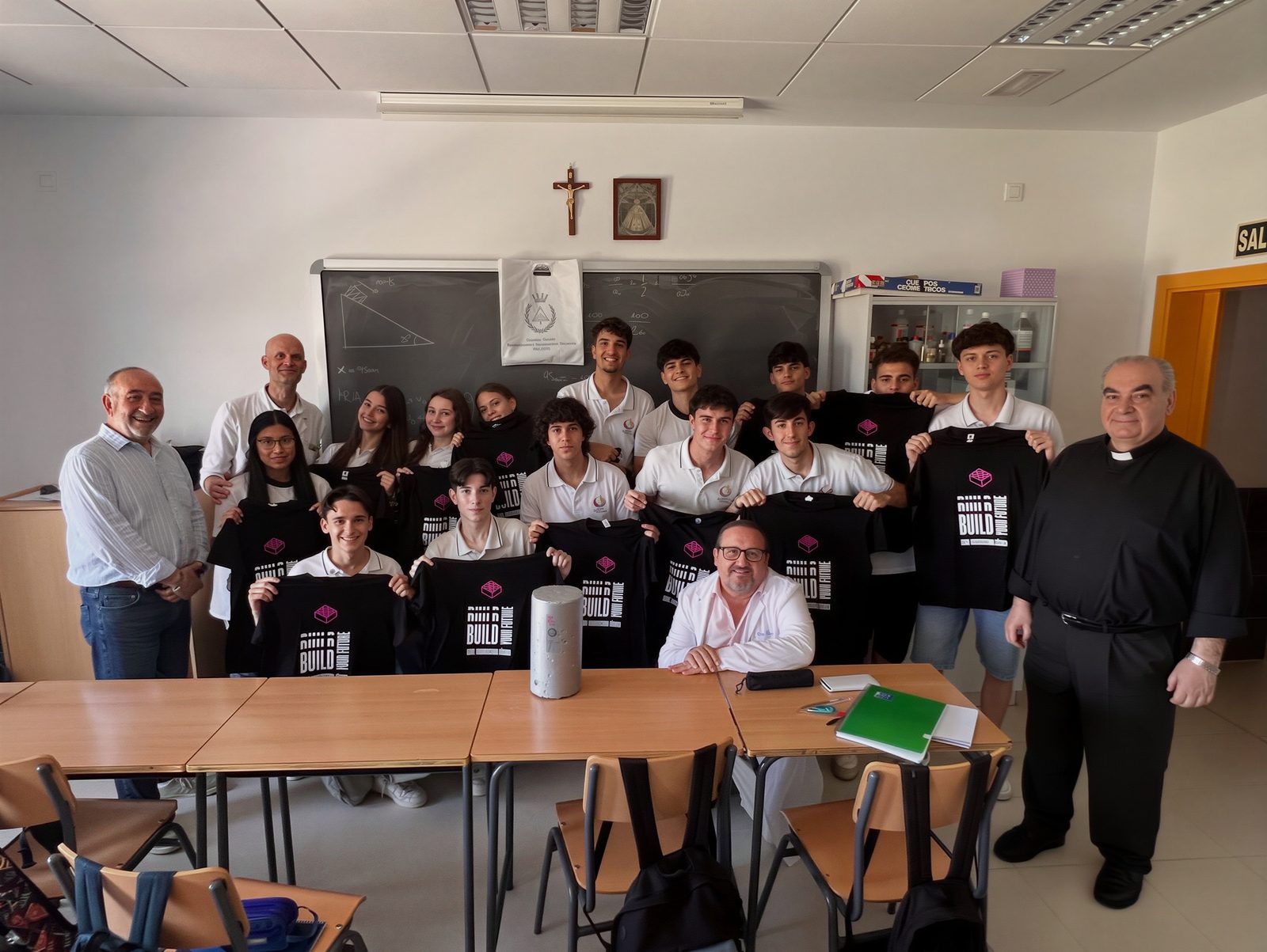 Alumnado y profesorado con las camisetas del centenario del colegio