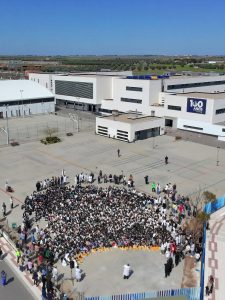 Alumnado del Colegio Virgen de la Caridad formando un 100 en el patio durante el centenario