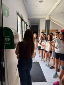 Alumnos conociendo las instalaciones del centro