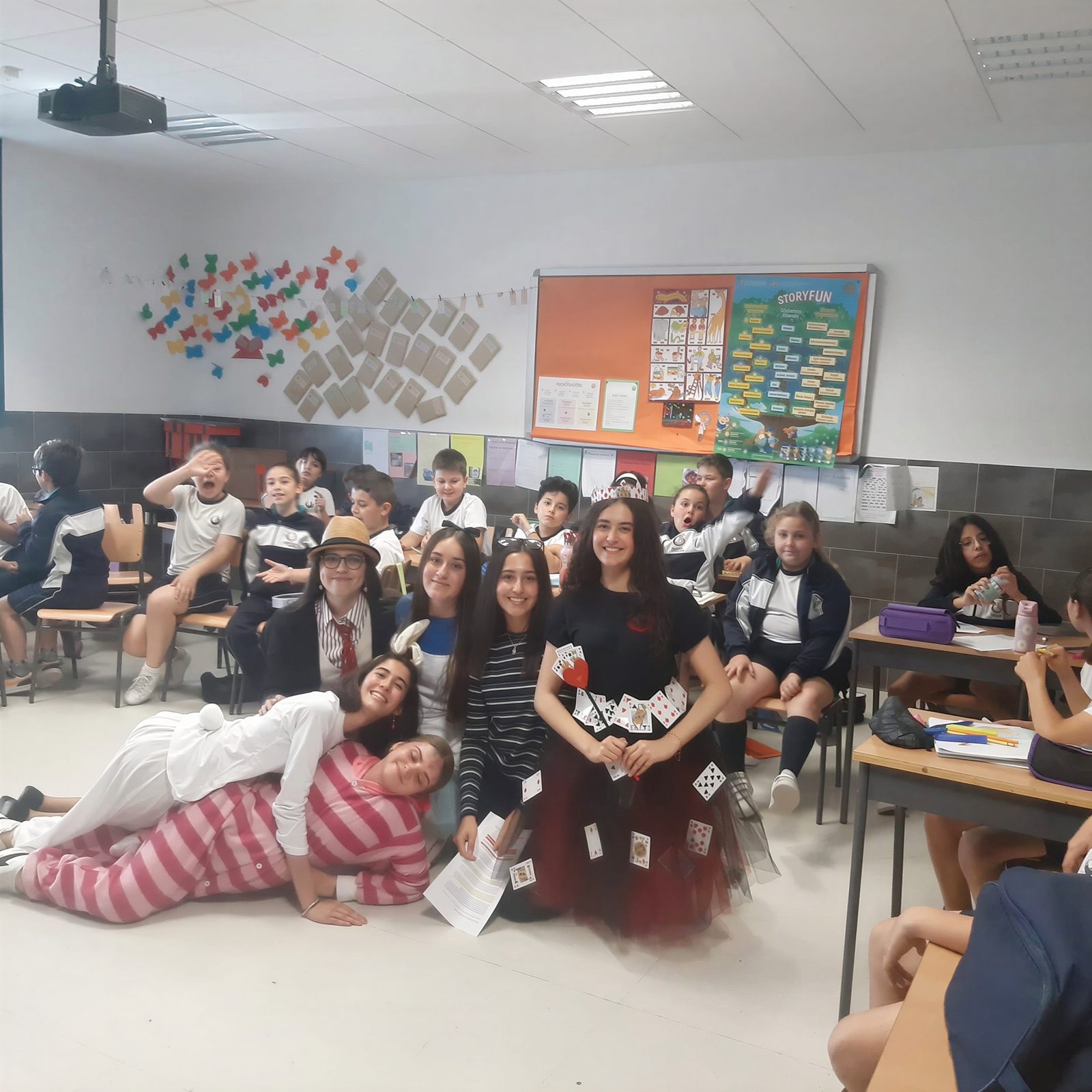 Grupo de alumnado de ESO en una jornada de convivencia en el aula