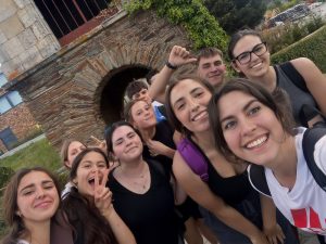 Alumnas del colegio durante una jornada de convivencia en el Camino de Santiago