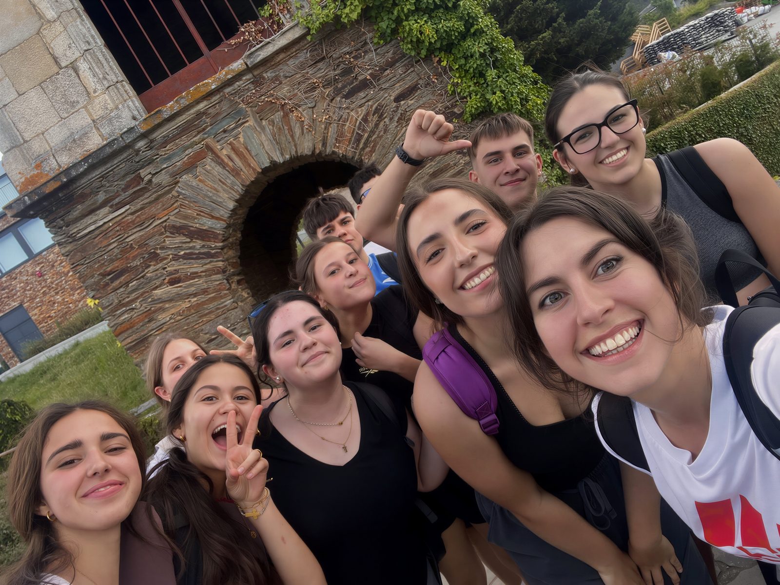 Alumnas del colegio durante una jornada de convivencia en el Camino de Santiago