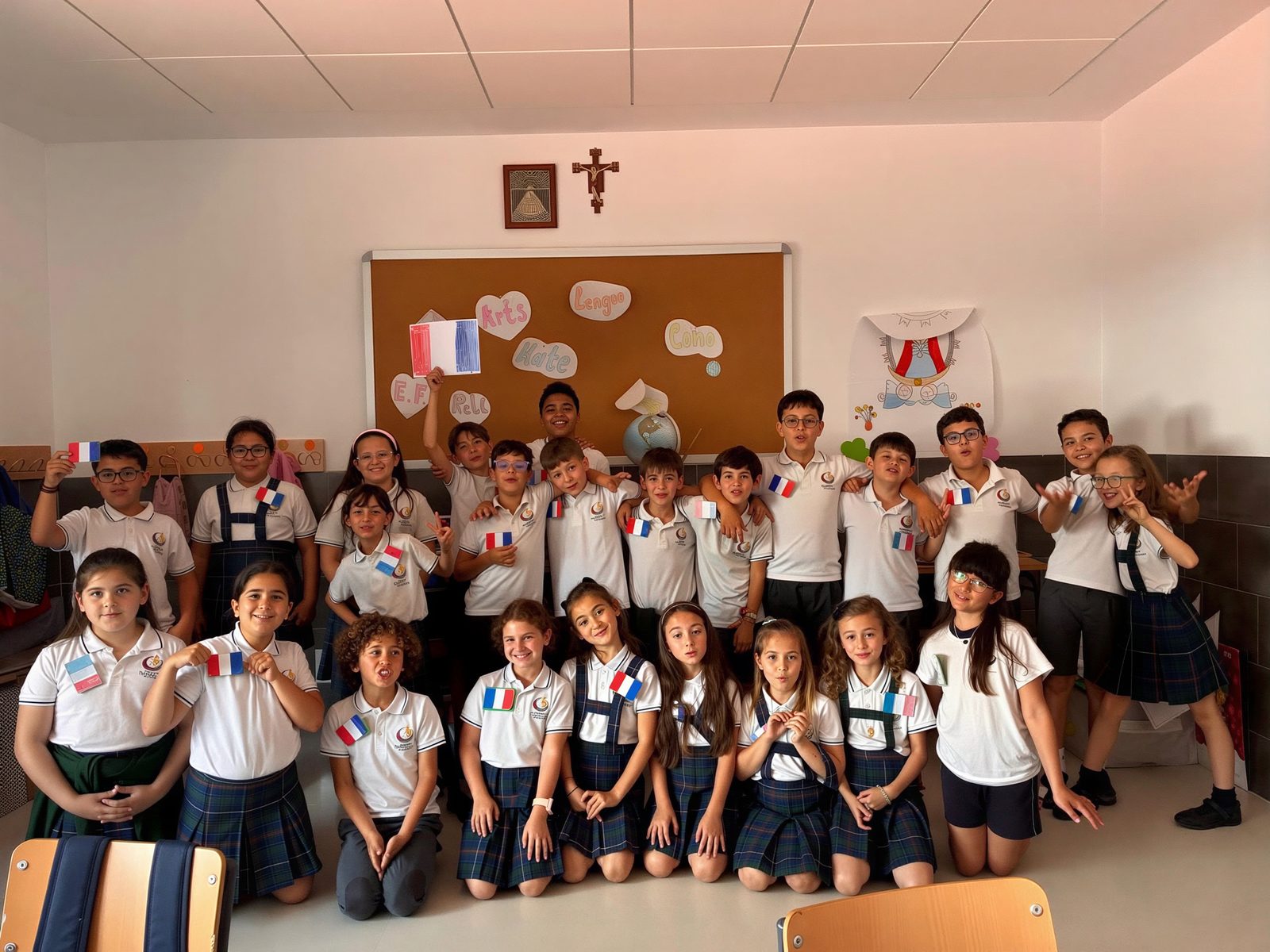 Alumnado de Primaria celebrando el Día de Europa con banderas