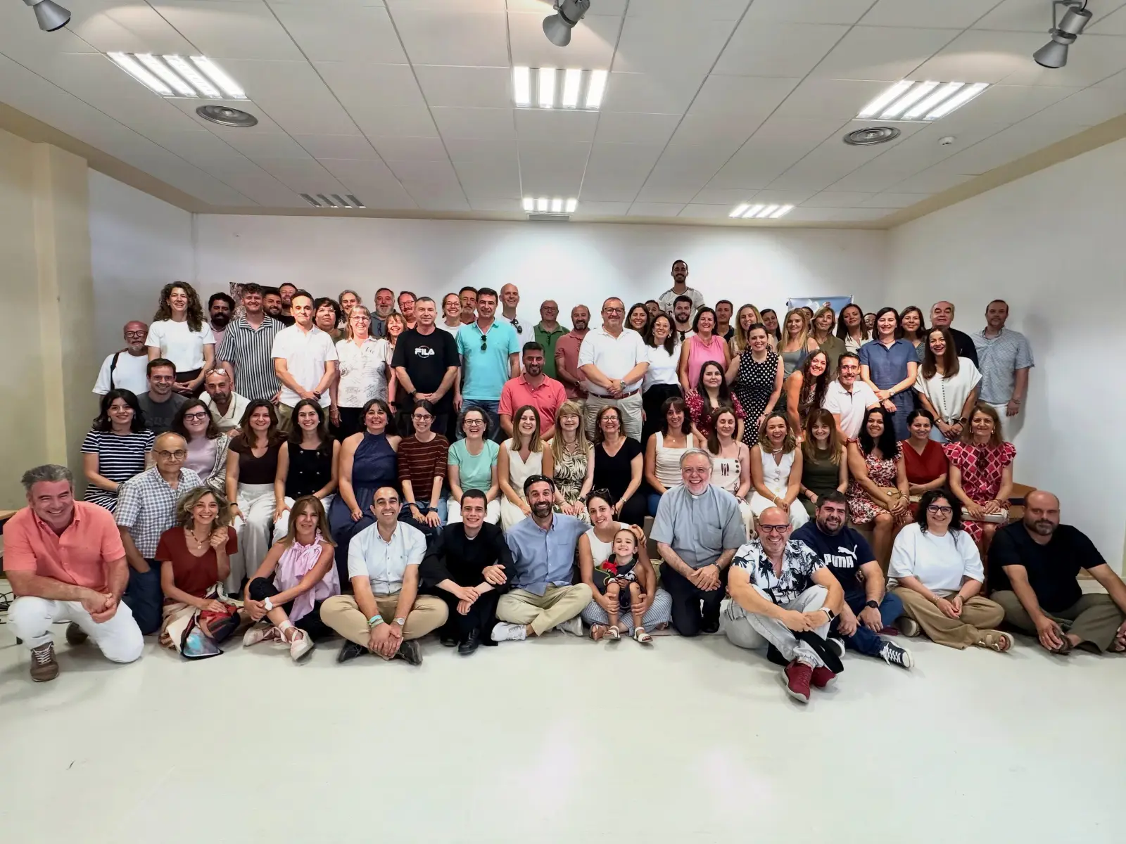Claustro y comunidad educativa del Colegio Virgen de la Caridad de Illescas al completo