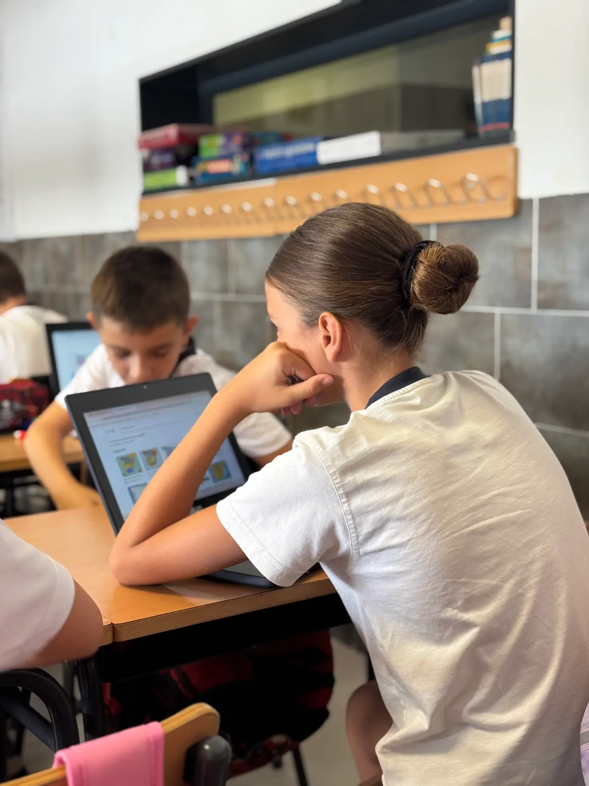 Alumna trabajando con un ordenador portátil en clase durante los primeros días del curso