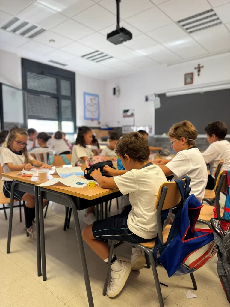 Alumnos de Primaria trabajando en grupo en su aula el primer día del curso 2026/2027 en el Colegio Virgen de la Caridad