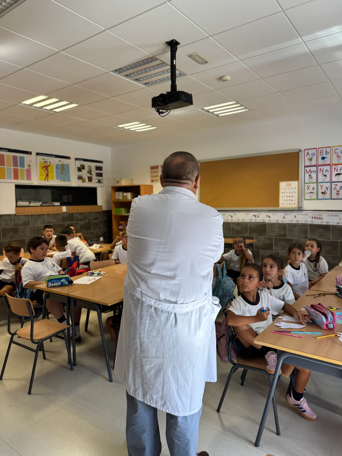 Docente dando clase a su grupo de alumnos al comienzo del curso 2026/2027