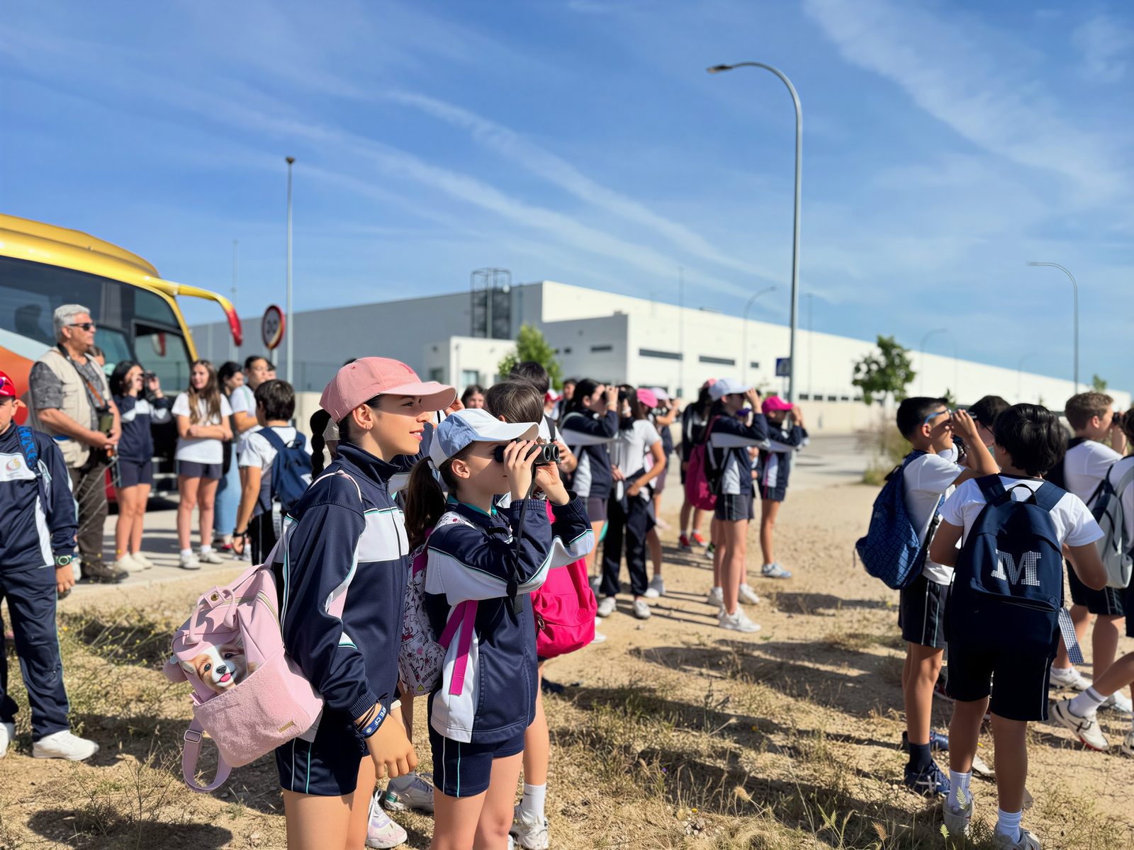 Alumnado del colegio preparándose para salir de excursión