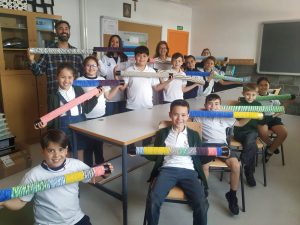 Alumnado de ESO mostrando instrumentos construidos en el taller