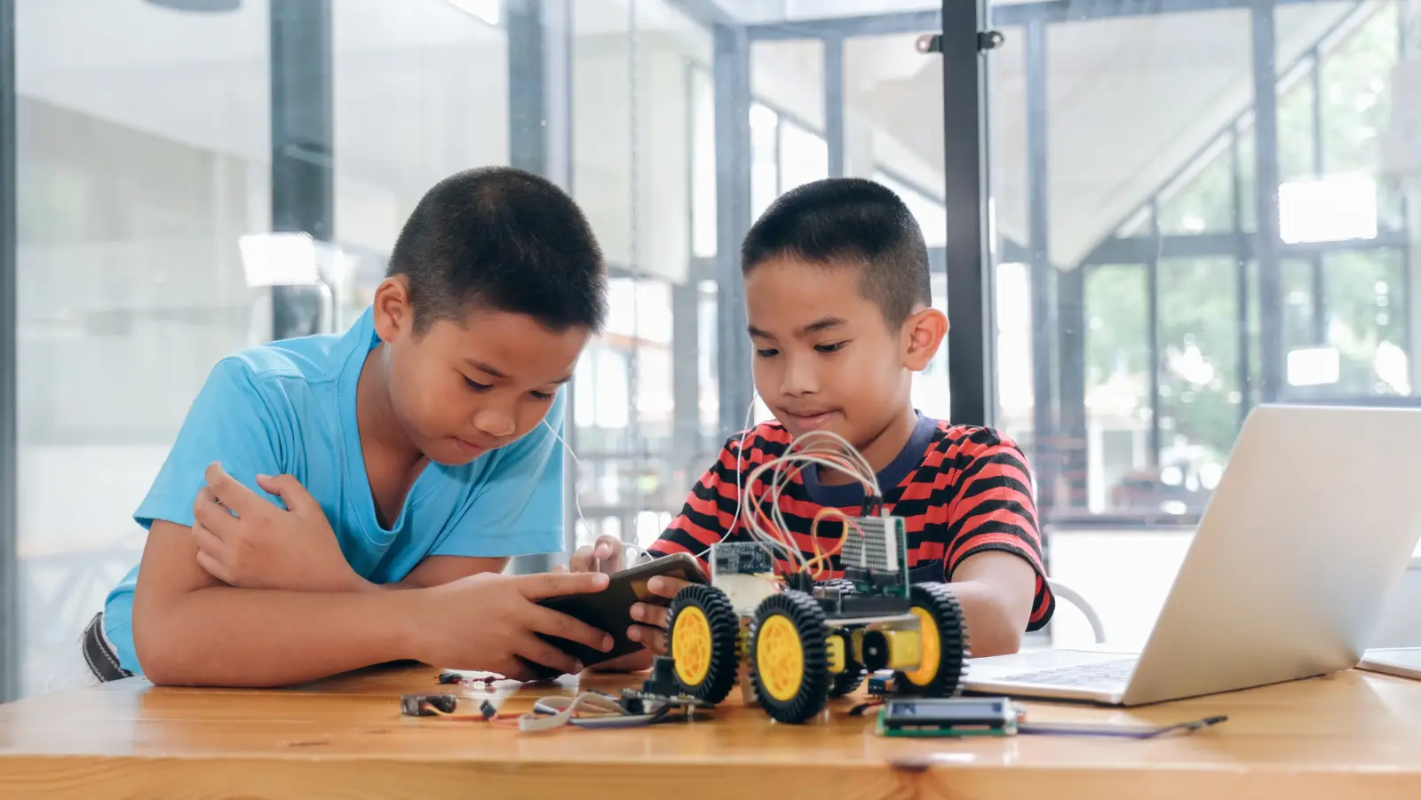 Alumnos construyendo un proyecto de robótica