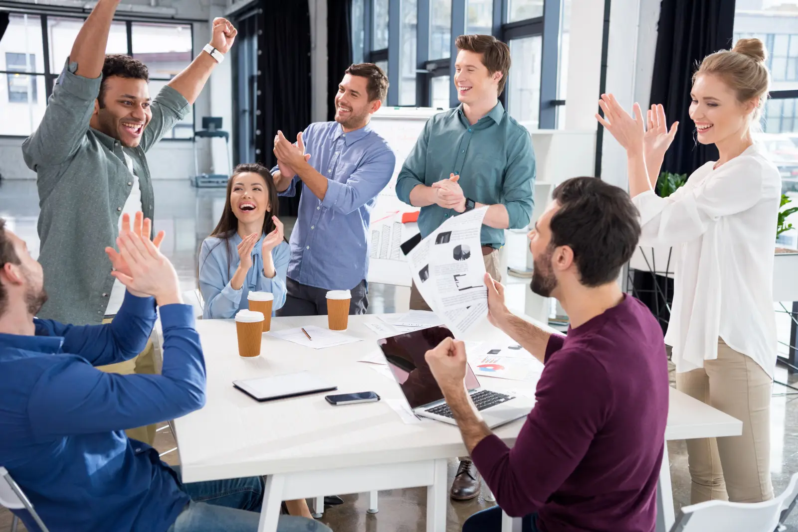Equipo de profesores reunidos en el colegio