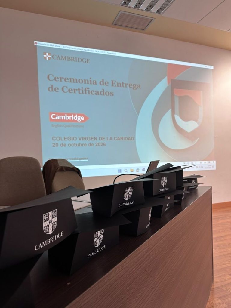 Birretes de Cambridge preparados en la mesa antes de la ceremonia de entrega de certificados