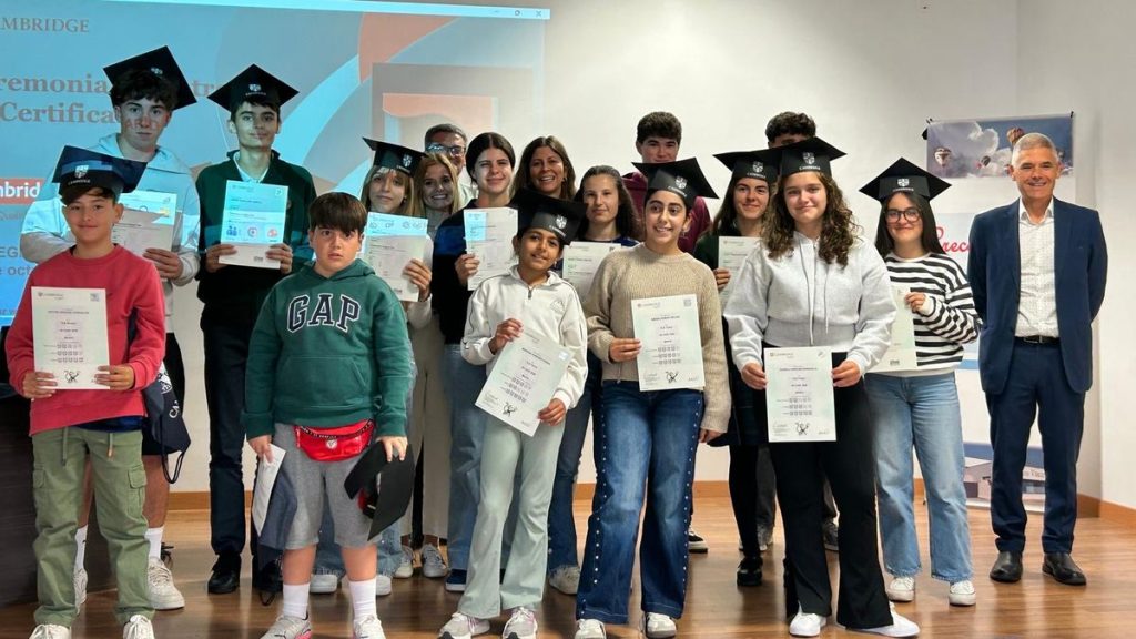 Alumnos del Colegio Virgen de la Caridad con sus certificados de Cambridge y birretes en la ceremonia de entrega