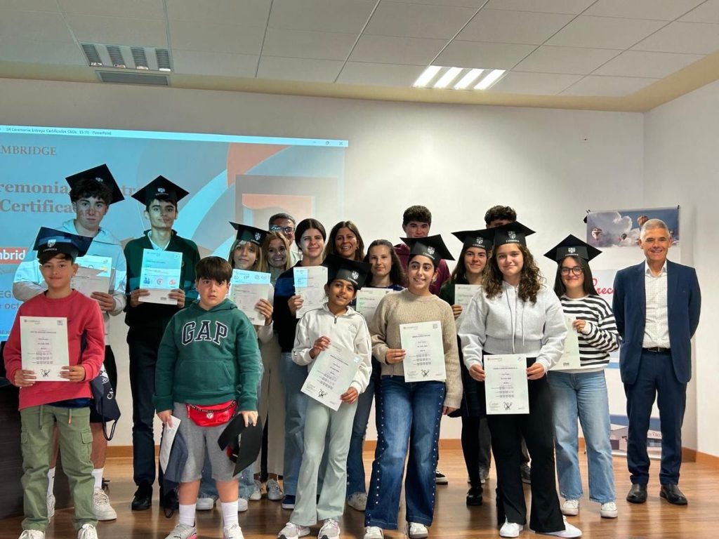 Foto de grupo de los alumnos que recibieron su certificado de Cambridge