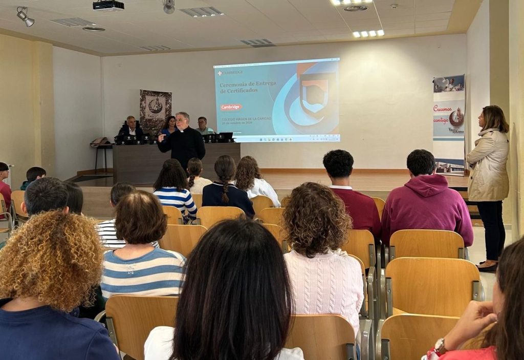 Familias y alumnos en el salón de actos durante la ceremonia de entrega de certificados de Cambridge