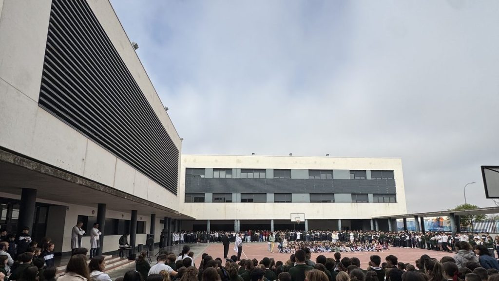 Alumnos y profesores del Colegio Virgen de la Caridad reunidos en el patio durante el minuto de silencio por las víctimas del accidente ferroviario de Urda