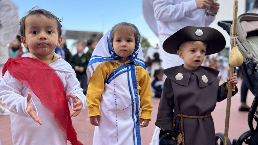 Alumnos de Infantil disfrazados de Jesús, Santa Teresa de Calcuta y un peregrino en la celebración de Holywins