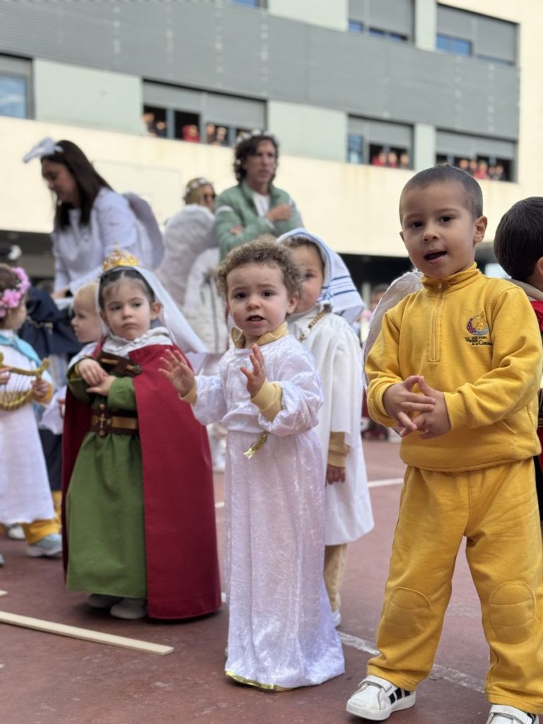 Alumnos de Infantil disfrazados de santos y ángeles en el patio durante Holywins