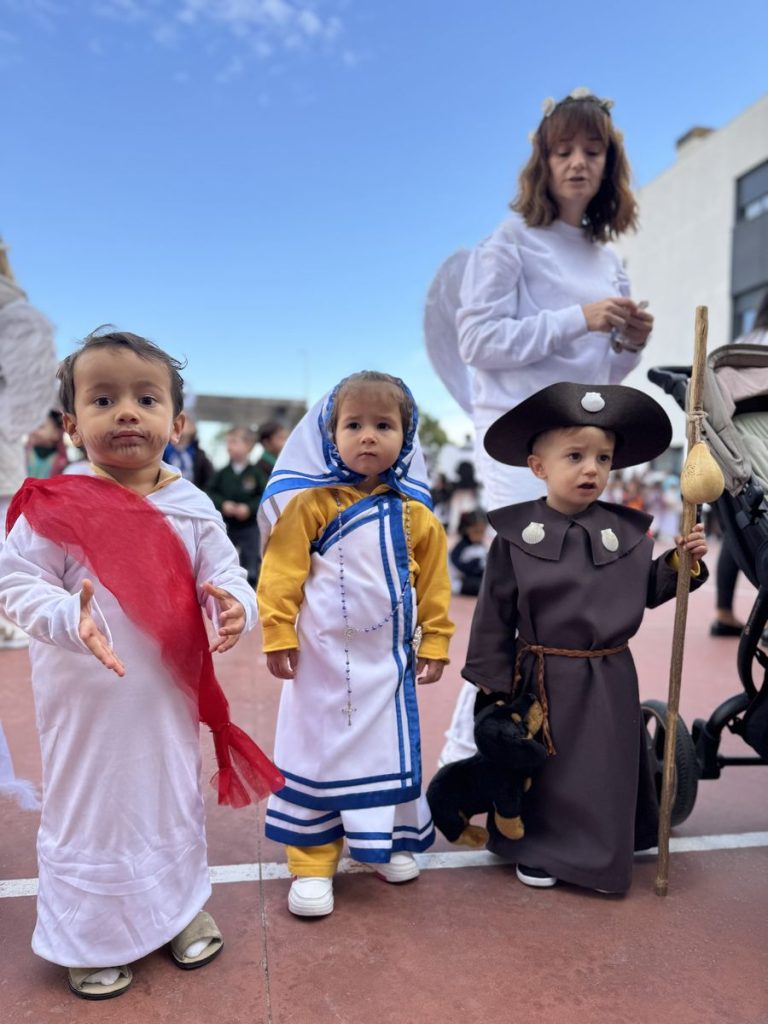 Alumnos de Infantil disfrazados de santos, entre ellos Santa Teresa de Calcuta y un peregrino