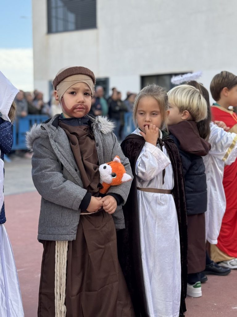 Alumnos de Infantil disfrazados de santos durante la fiesta de Holywins