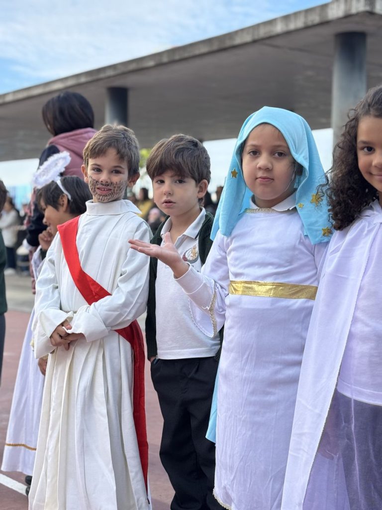 Alumnos disfrazados de santos y de la Virgen María en la celebración de Holywins
