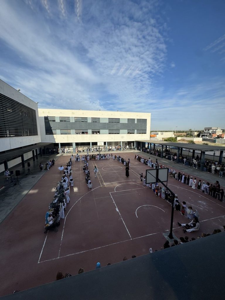 Vista general del patio durante la celebración de Holywins con alumnos, profesores y familias
