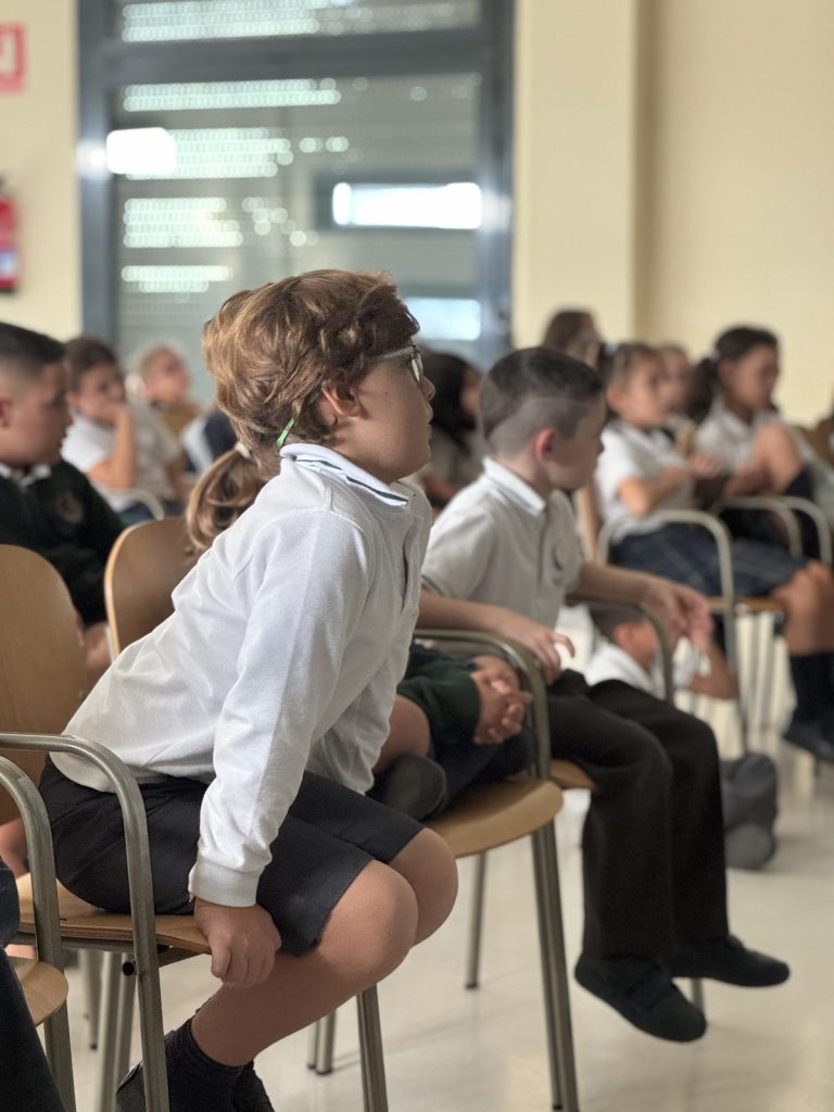 Un alumno de 2.º de Primaria escucha atento la explicación