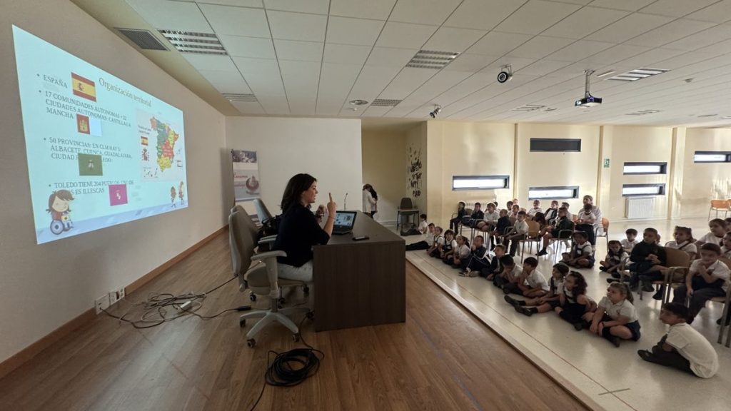 Una mamá que trabaja en el Ayuntamiento explica sus funciones al alumnado de 2.º de Primaria en el salón de actos