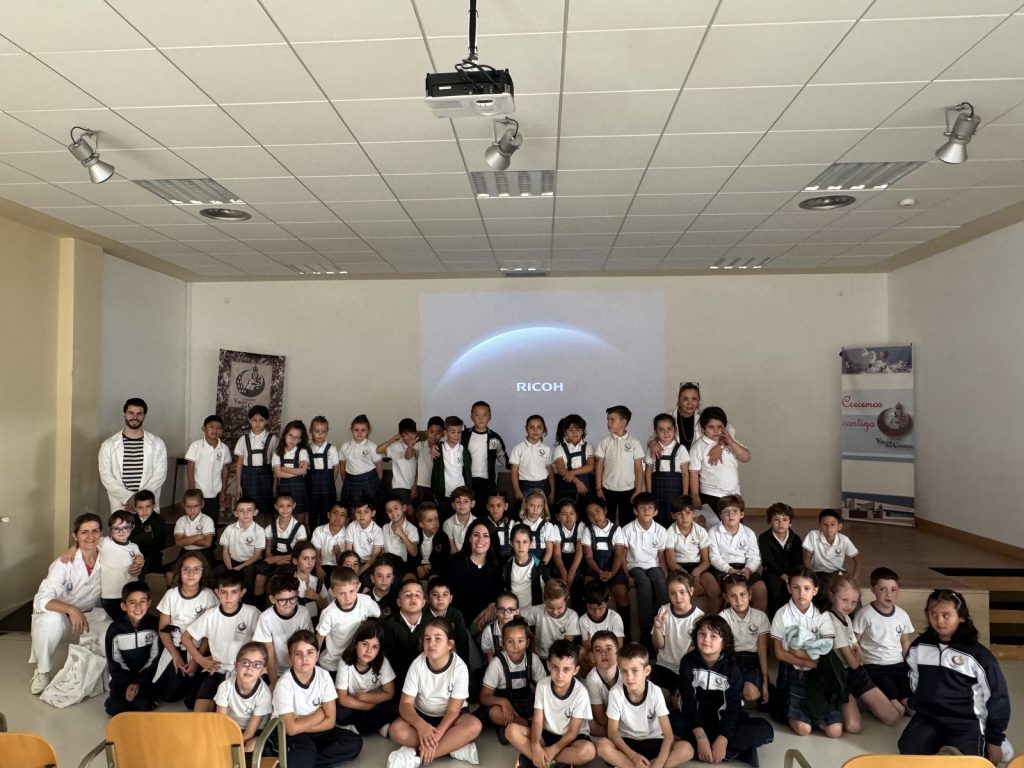 Foto de grupo del alumnado de 2.º de Primaria con la visitante