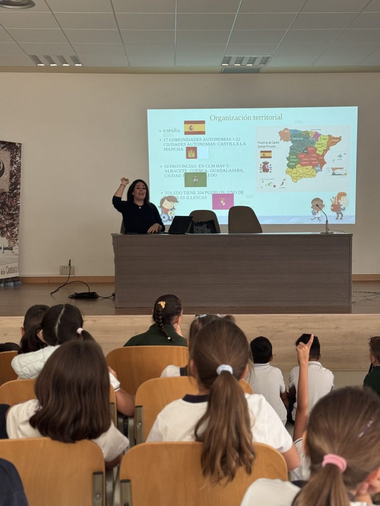 Una alumna levanta la mano para preguntar durante la visita