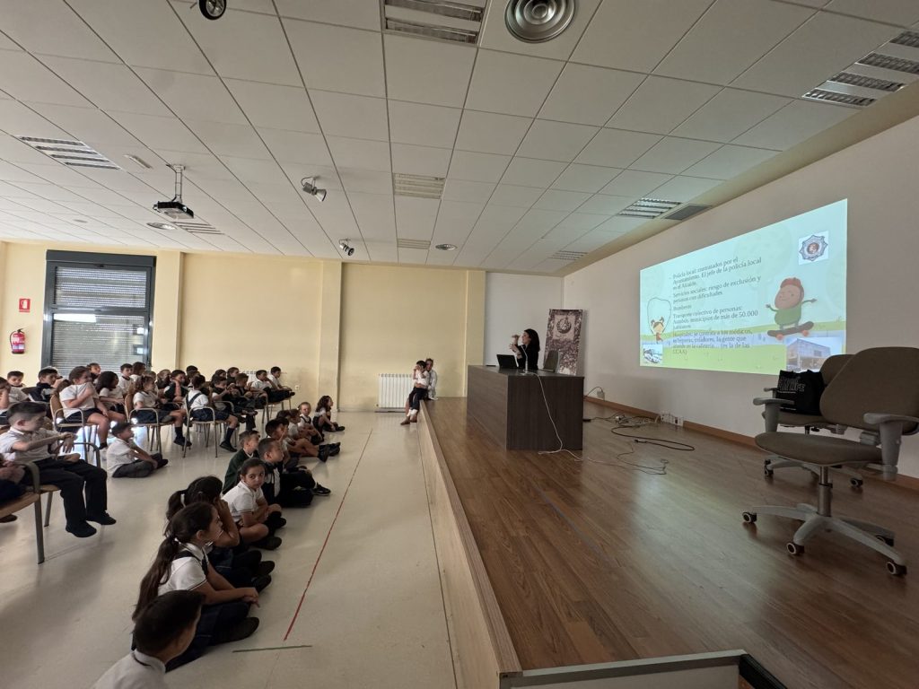 Alumnado de 2.º de Primaria atento a la presentación en el salón de actos