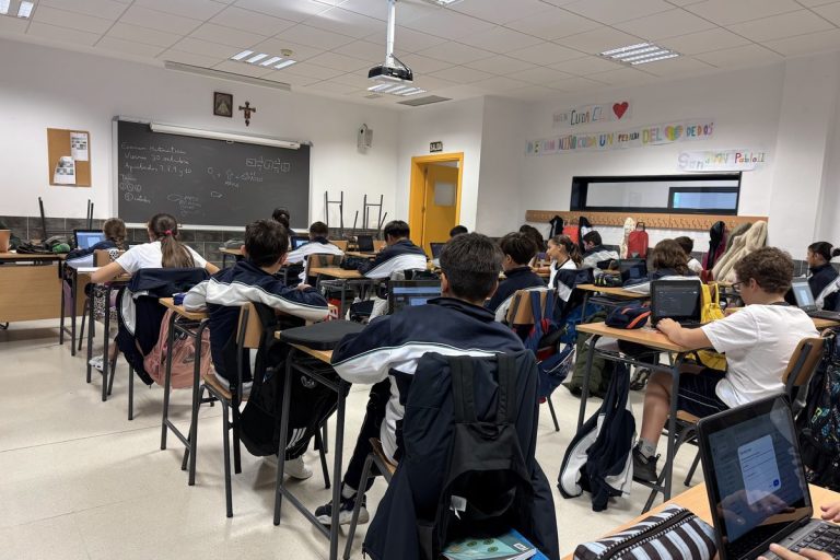 Alumnos de ESO trabajando con portátil