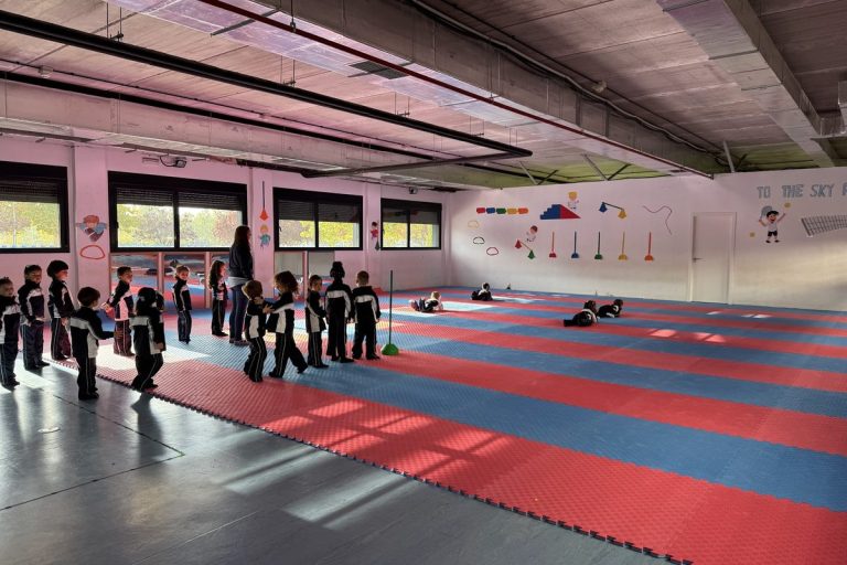 Alumnos en el tatami de la sala de usos múltiples