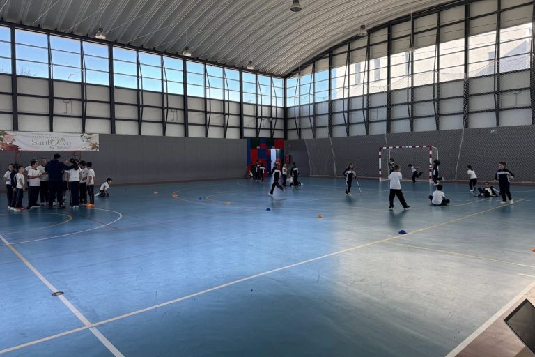Alumnos en la pista del polideportivo